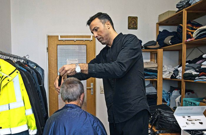 Friseur für Stuttgarter Obdachlose: Mit der Frisur Würde schenken