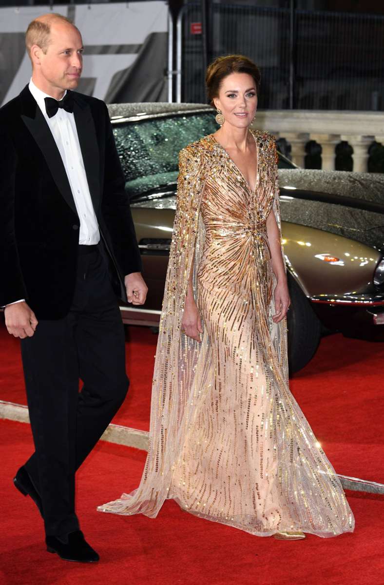 Besser hätte es auch ein Bond-Girl nicht gekonnt – in einem golden schimmernden Cape-Kleid von Jenny Packham kam Herzogin Kate 2021 zur Premiere von „No Time To Die“. Ein Auftritt, der vermutlich vielen noch sehr lange in Erinnerung bleiben wird.
