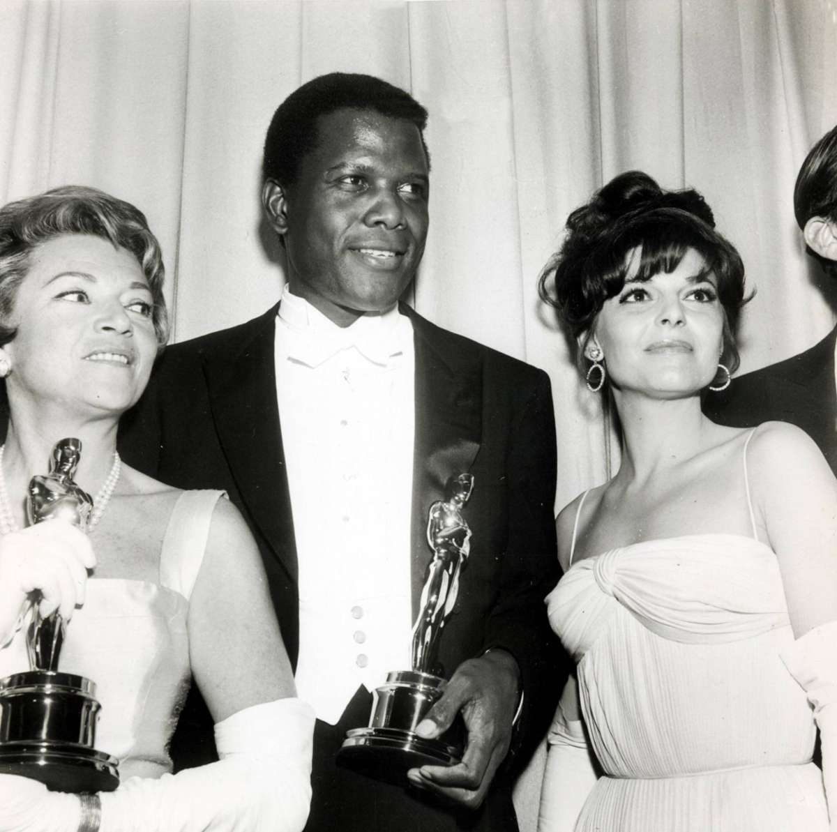 1964: Sydney Poitier wird von der Academy für seine Rolle in „Lilien auf dem Felde“ zum besten Hauptdarsteller gekürt.