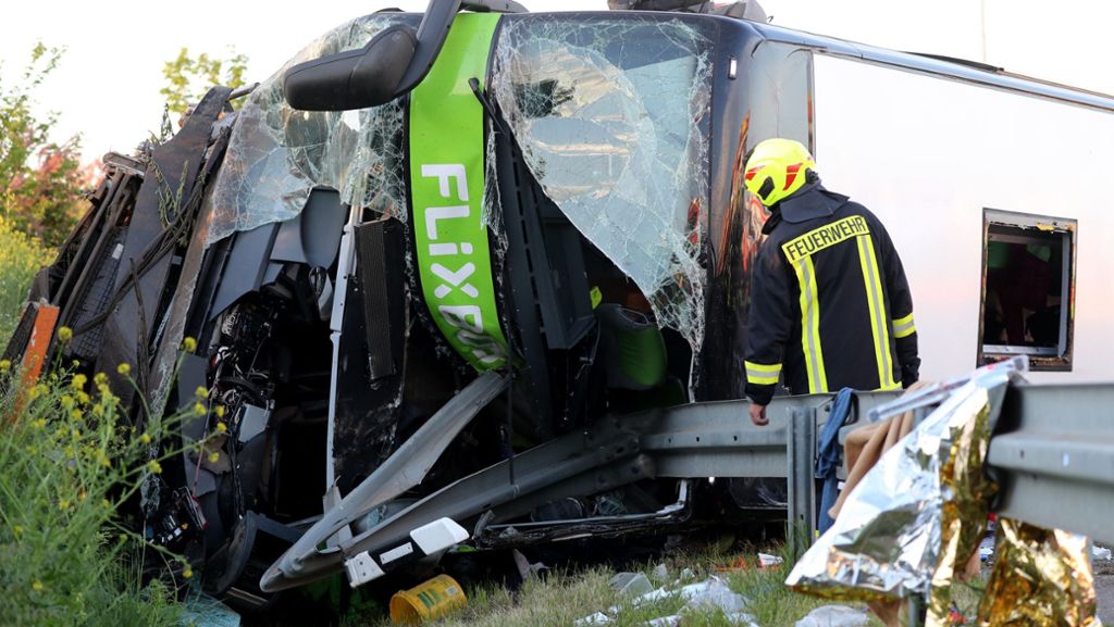  Auf der Autobahn 9 nahe Leipzig sind bei einem schweren Unfall mit einem Reisebus mindestens ein Mensch getötet und zahlreiche Menschen verletzt worden. Bilder von der Unfallstelle zeigten ein völlig zerstörtes Wrack. 