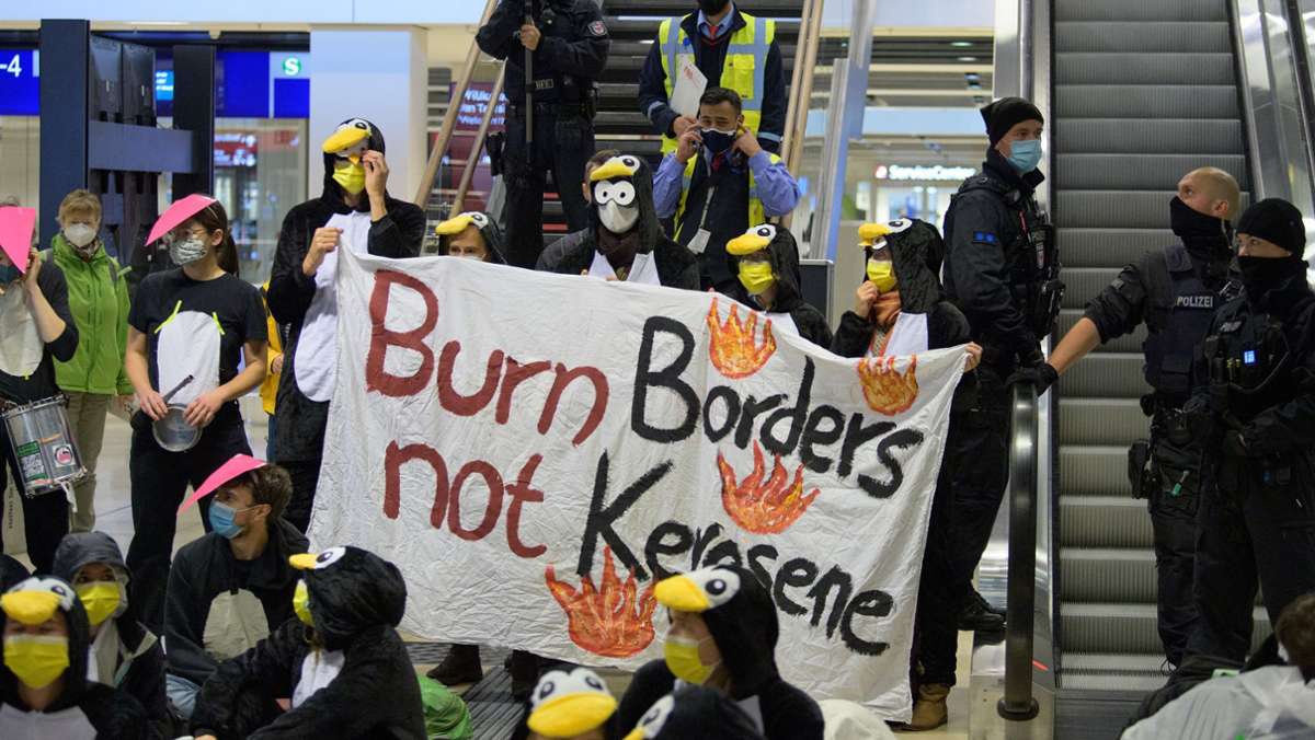BER geht in Betrieb: Protestaktionen bei Eröffnung des Hauptstadtflughafens
