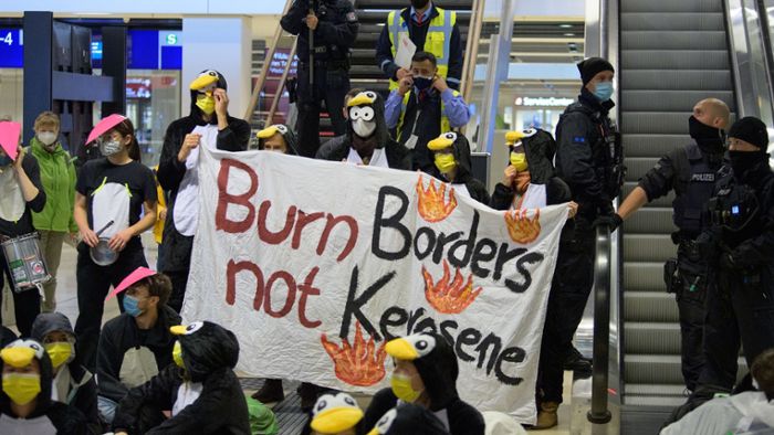Protestaktionen bei Eröffnung des Hauptstadtflughafens