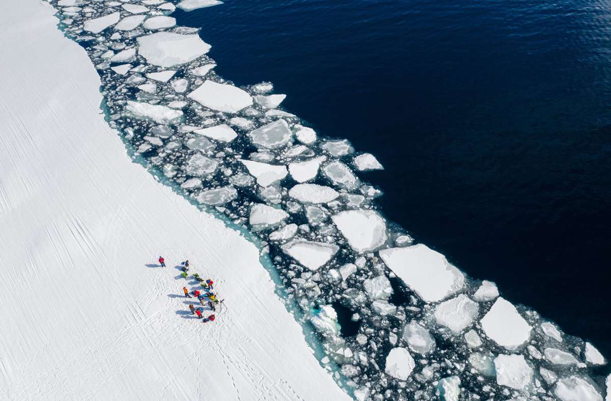 Über den nördlichen Polarkreis wandern: Die Frage, warum man sich auf ein so verrücktes Unternehmen eingelassen hat, begleitet einen ständig auf dem Weg zur Markierung, die den Nordpolarkreis im Auyuittuq National Park auf Baffin Island anzeigt. Doch am Ende hat es noch niemand bereut. Auyuittuq ist die Heimat 10 000 Jahre alter Gletscher, hoch aufragender Granitberge und fantastischer Eislandschaften.