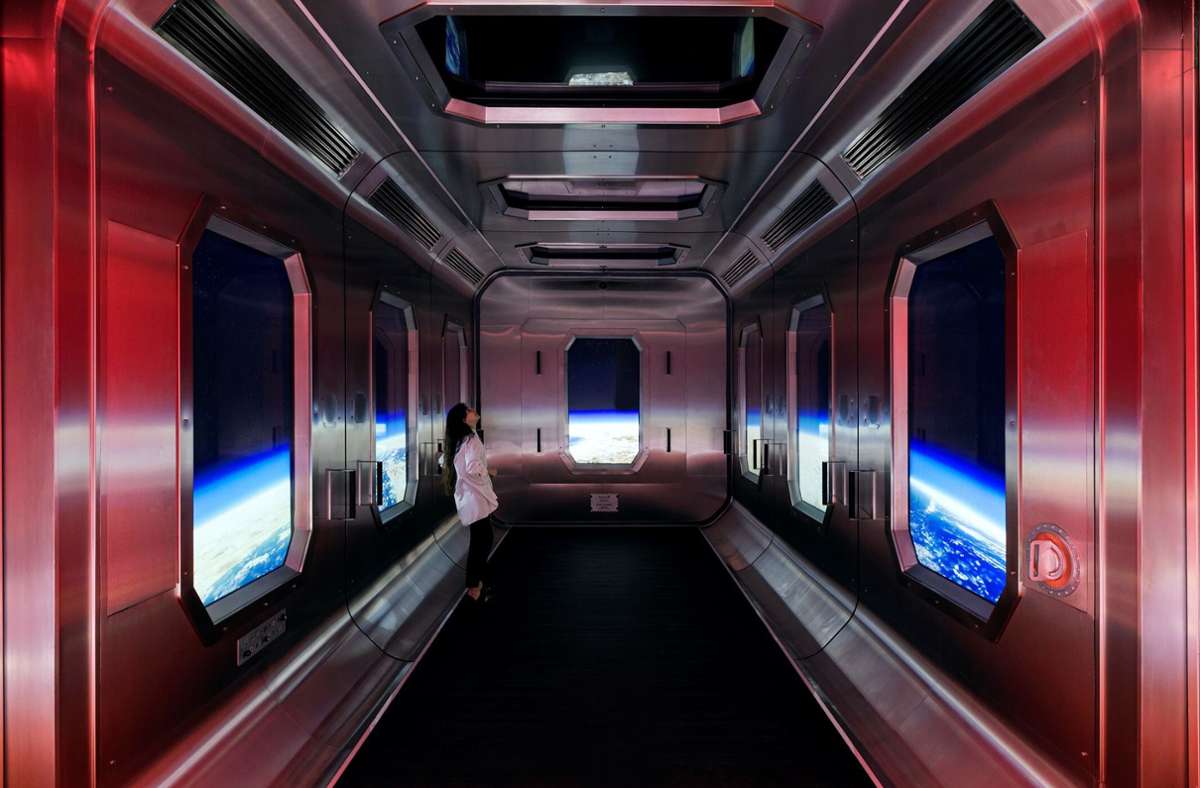 Die von Atelier Brückner gestaltete Ausstellung „Journey of the Pioneers“ katapultiert die Museumsgäste mit einer rasanten Aufzugfahrt, inszeniert als filmisch bespielte Raumkapsel, in das Jahr 2071 auf die Raumstation OSS Hope.