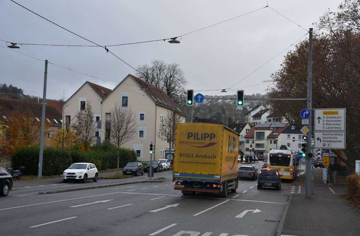 Bei der Ausfahrt vom Otto-Hirsch-Center gibt es zwei Varianten. Eine sieht nur eine Rechtsabbiegespur vor. Autos nach Obertürkheim müssten dann über den Kreisverkehr fahren und einen U-Turn machen.