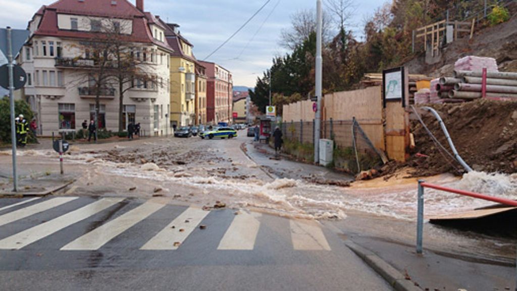 Wasserrohrbruch in Stuttgart-Ost: Wasser strömt über die Haußmannstraße