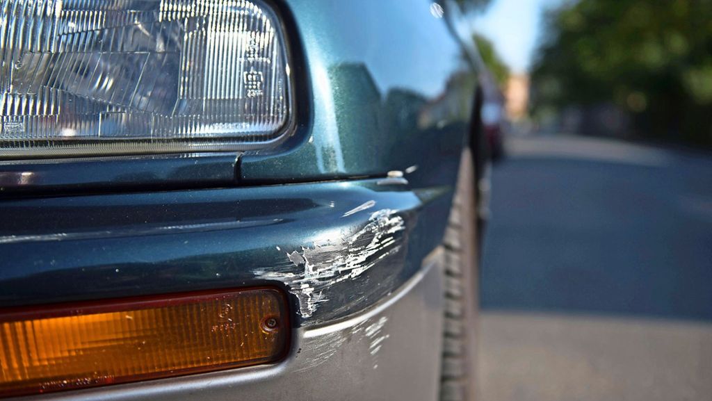 Fahrerflucht in Filderstadt: Totalschaden an geparktem Auto