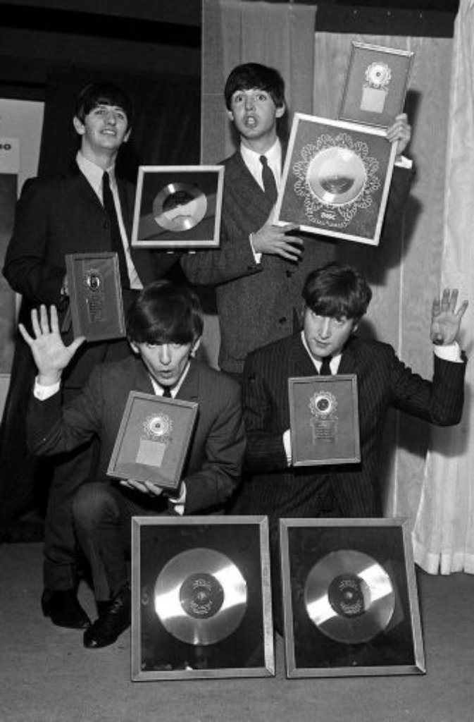 Das Album "Please Please Me" erreicht 1963 Platz eins der Hitparaden und die Beatles machen sich auf, die Staaten zu erobern. 1964 werden die Beatles in New York von tausenden Fans und Journalisten empfangen. John Lennon kann diese Manie nicht nachvollziehen. "Wir hätten vier Wachsfiguren von uns hinstellen können und die Massen wären auch zufrieden gewesen. Die Beatles haben nichts mehr mit Musik zu tun", sagt er 1965 in einem Interview.