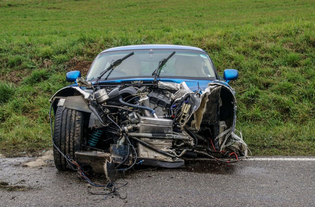Beide Fahrzeuge sind frontal ineinander gefahren, der Schaden an der Vorderseite des Sportwagens zeigt die Wucht des Aufpralls.