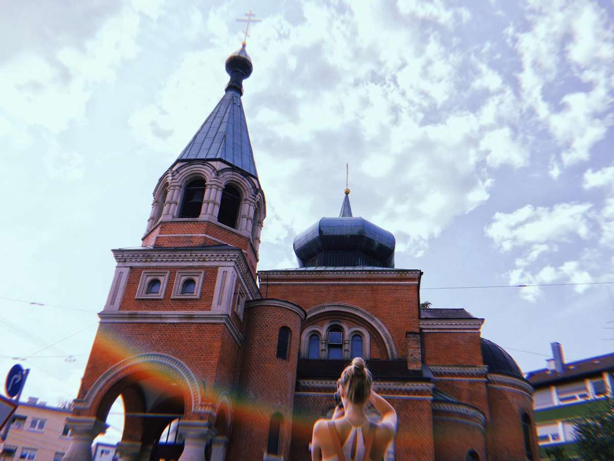 Aber auch die Russische Kirche (Richtung Hölderlinplatz) könnte aus einem der farbenfrohen Filme entsprungen sein...