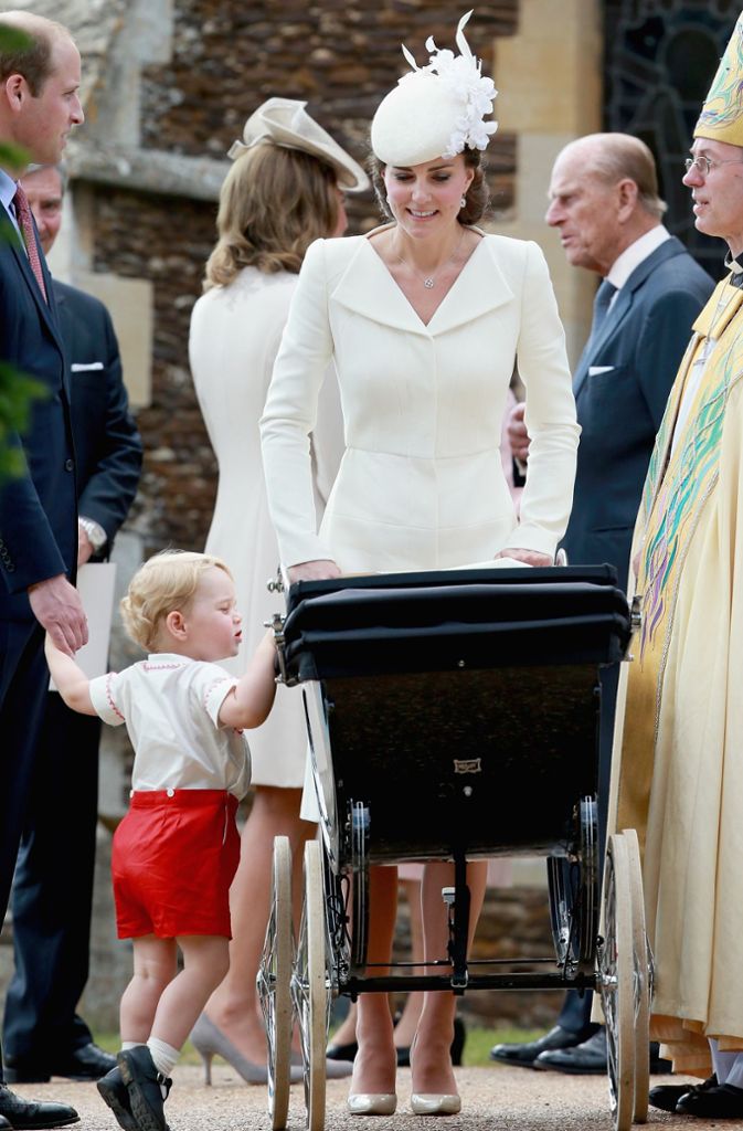Bei der Taufe der Zweitgeborenen von Prinz William und Herzogin Catherine im Juli 2015, Prinzessin Charlotte, entschied sich die Frau Mama für einen Gehrock in „Off-White“, also einem nicht ganz reinen Weiß, mit farblich abgestimmten Fascinator-Blumen-Hütchen.