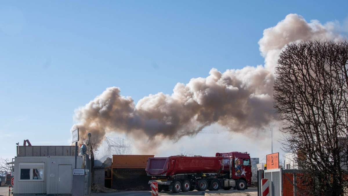 Stuttgart-Plieningen: Container geht in Flammen auf
