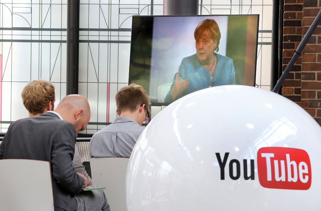 Die CDU-Spitzenkandidatin Angela Merkel lässt sich vor der Wahl von YouTubern befragen – organisiert hat das aber nicht alleine ihre Partei. Foto: dpa
