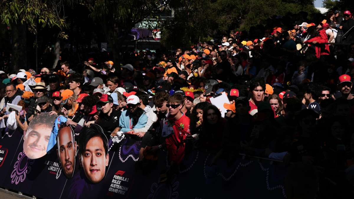 Fans warten auf die Ankunft der Fahrer vor dem Großen Preis von Australien im Albert Park in Melbourne. Am Sonntag steigt das dritte Formel-1-Rennen der Saison.