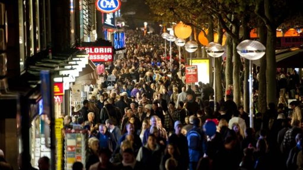  Einzelhändler und Gastronomen können zufrieden sein: 180.000 Menschen haben am Samstag die lange Einkaufsnacht in Stuttgart besucht. 