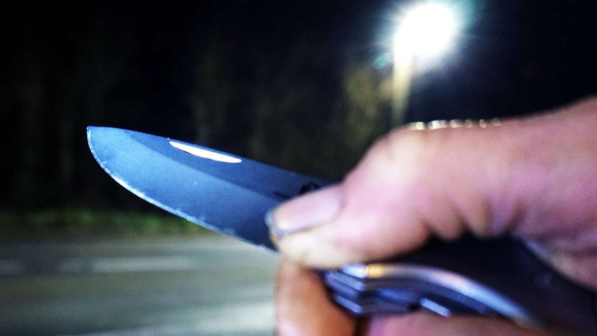 Zwei Schwerverletzte in Schwäbisch Gmünd: 20-Jähriger macht sich nach Messerangriff über Polizisten lustig