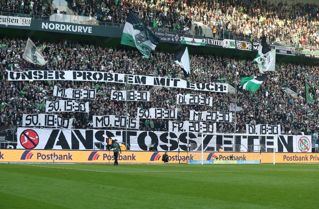 Borussias Nordkurve zeigt mehrere DFB-kritische Banner.