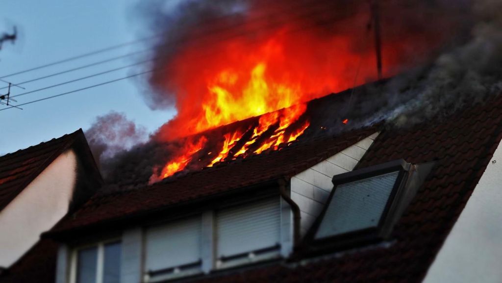 Berglen im Rems-Murr-Kreis: Rettungskräfte finden Toten in brennendem Haus
