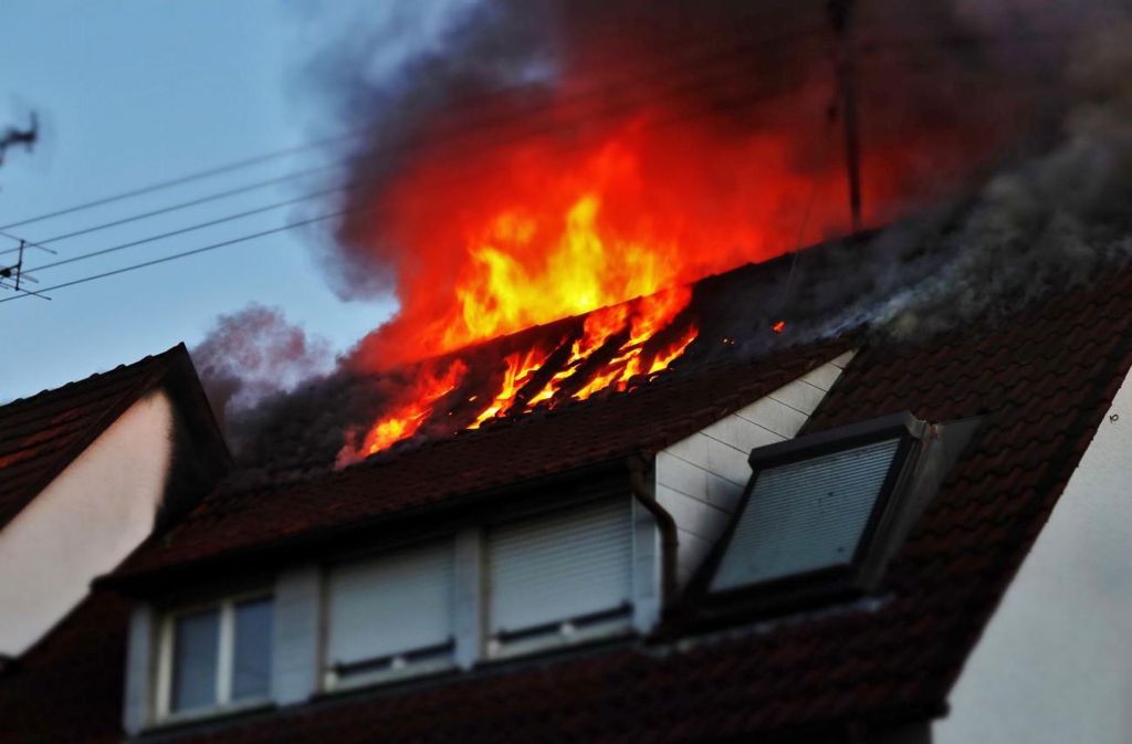 Flammen schlagen aus dem Dach eines Hauses in Berglen.