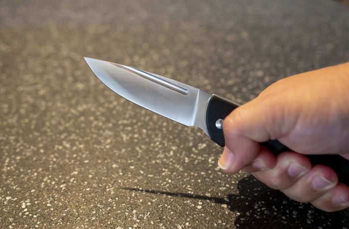 Mann bedroht Passanten mit Messer
