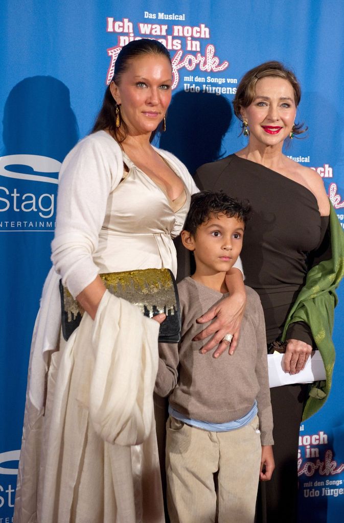 Kaufmann besuchte im Jahr 2010 Stuttgart mit ihrer Tochter Allegra Curtis und deren Sohn Raphael. Die Schauspielerin schaute sich mit ihrer Familie die Premiere des Musicals „Ich war noch niemals in New York“ an.