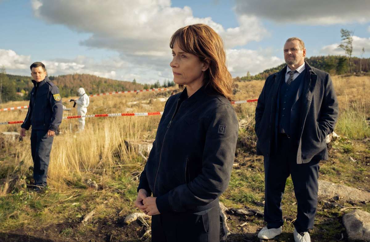 Peggy Sasse ist die nächste verbrannte „Hexe“. Polizist Bauer (Paul Zichner), Brasch (Claudia Michelsen) und Lemp (Felix Vörtler) am Tatort.