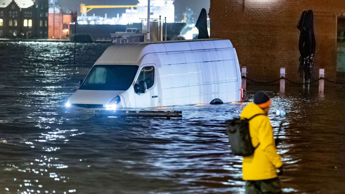 Sturmtief „Zoltan“ fegt über Deutschland: Schwere Sturmflut - Elbe überflutet Hamburger Fischmarkt