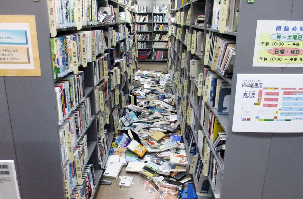 In einer Bibliothek in Iwaki sind bei dem Erdbeben viele Bücher aus den Regalen gefallen.