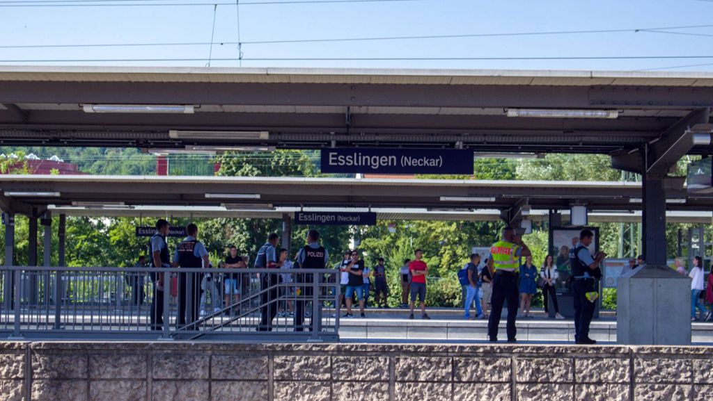Exhibitionist in Esslingen: Mann entblößt sich in Regionalzug