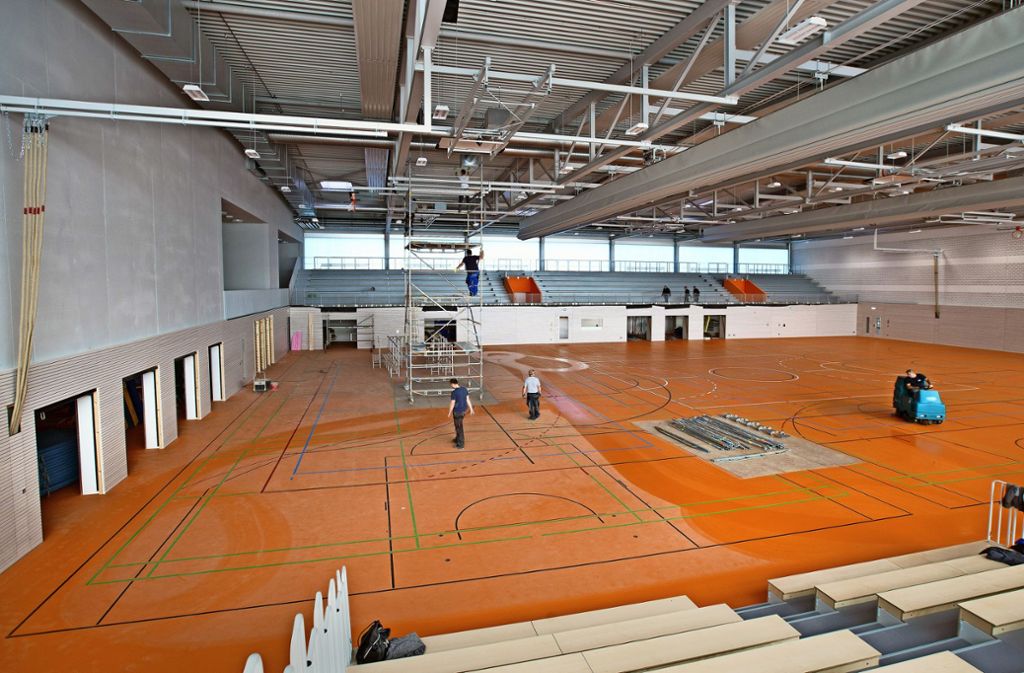Die Farbe orange ist für die Gestaltung der grundlegend sanierten Sporthalle Weil charakteristisch.