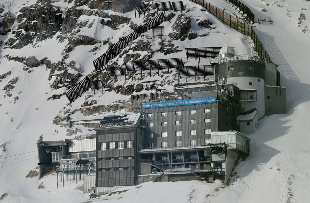 Das einstige Hotel Schneefernerhaus auf 2666 Meter Höhe beherbergt ein Forschungszentrum. Zu den Dauermietern vom Deutschen Wetterdienst übers Umweltbundesamt, das Helmholtzzentrum oder das Bayrische Landesamt für Umwelt gesellen sich Universitäten und Forschungsgesellschaften.