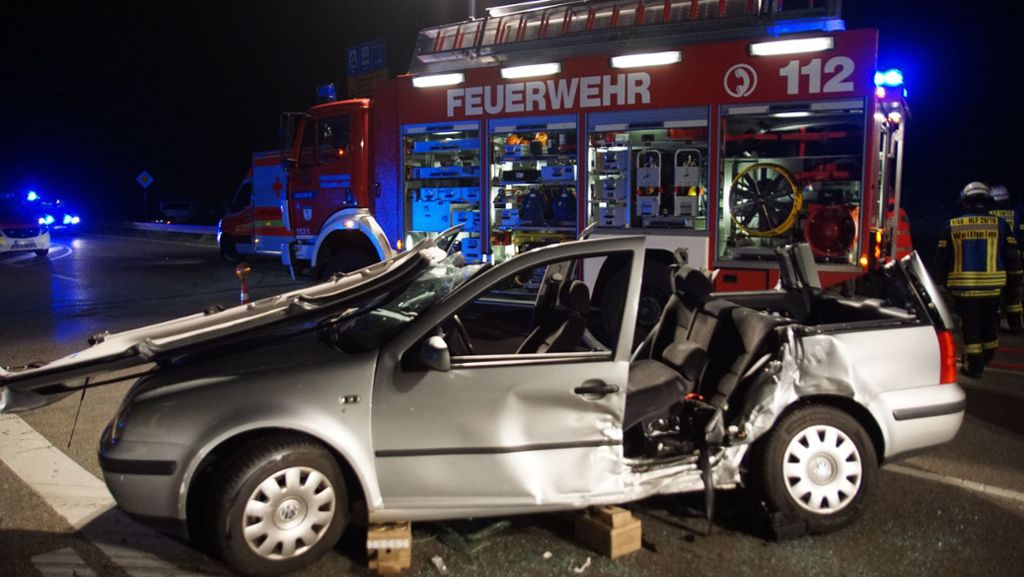 Unfall an A8-Abfahrt  Aichelberg: Schwerer Crash an Autobahnabfahrt
