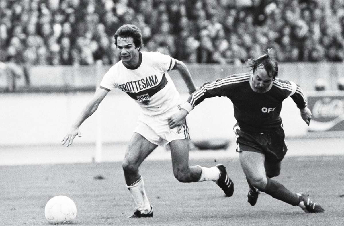 Hermann Ohlicher (li.) ist heute Aufsichtsrat der VfB AG – von 1975 bis 1982 war er Kapitän und stieg 1977 mit dem Team in die Bundesliga auf. Länger als der Angreifer amtierte nur Guido Buchwald als Spielführer.