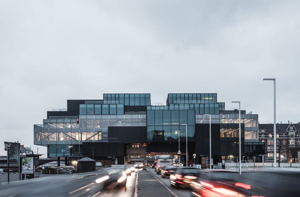 Mitten durch das Gebäude führt eine der meist befahrenen Straßen Kopenhagens. Dank mehrfach verglaster Scheiben hört man innen jedoch nichts vom Verkehr.