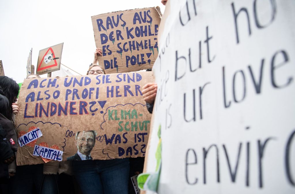 5. Der FDP-Politiker Christian Lindner vertritt die Ansicht, Klimaschutz sei „was für Profis“ – Stuttgarts Schüler kontern mit diesem Plakat.