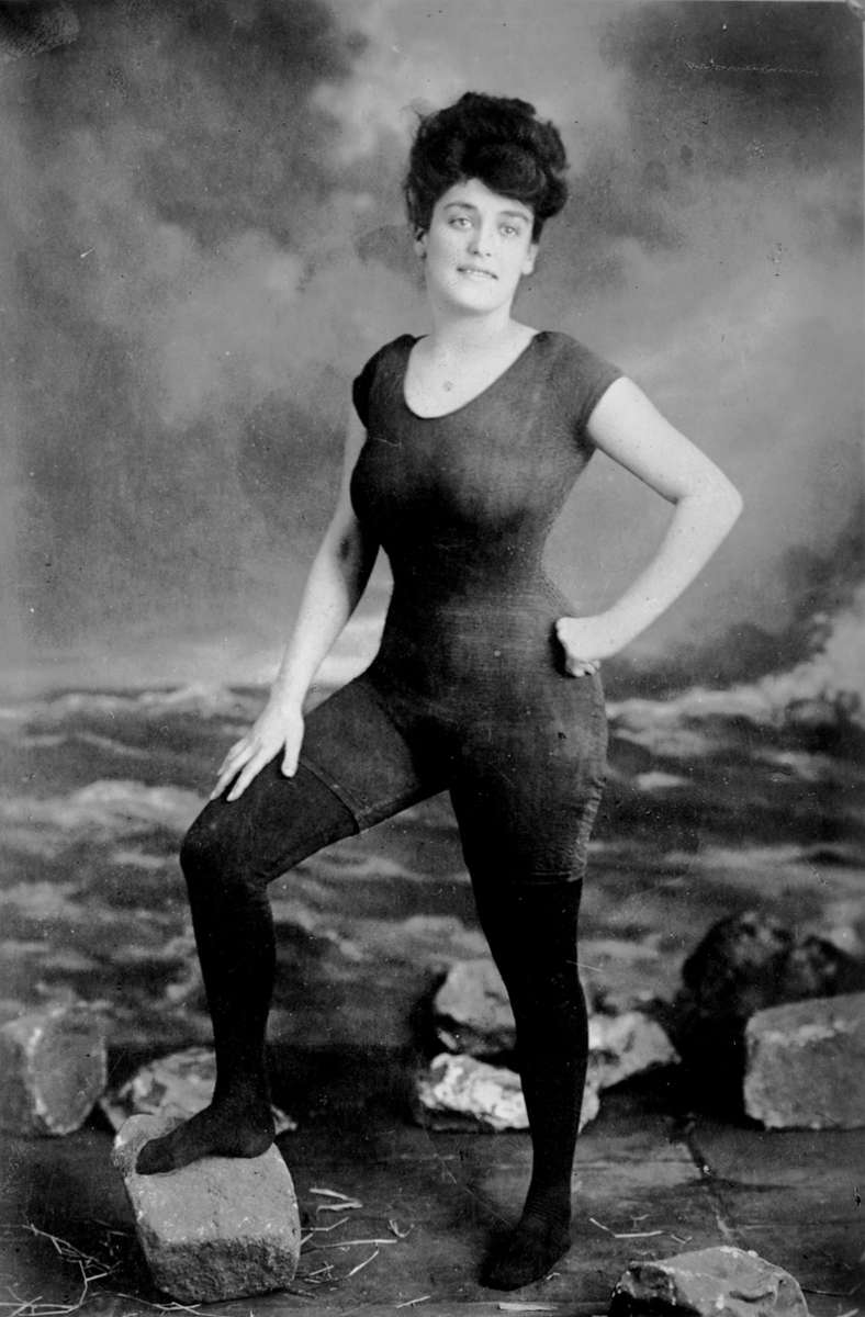 Die Schwimmerin Annette Kellermann 1907 im hautengen Badeanzug