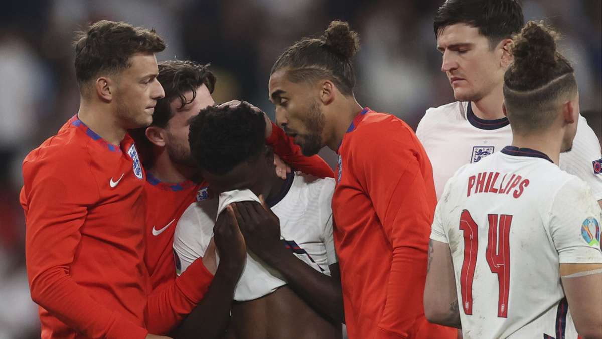  In den sozialen Medien wurden die im Elfmeterschießen gescheiterten englischen Fußballprofis rassistisch beleidigt. Das ist unterste Schublade und ein No-Go, kommentiert unser Autor Dirk Preiß. 