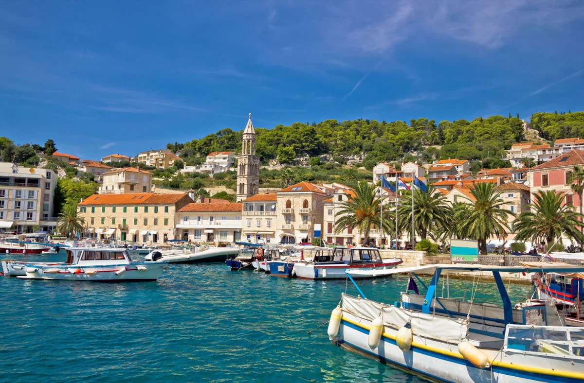 Im Hafen der kroatischen Insel Hvar stauen sich im Sommer die Luxusjachten – ...