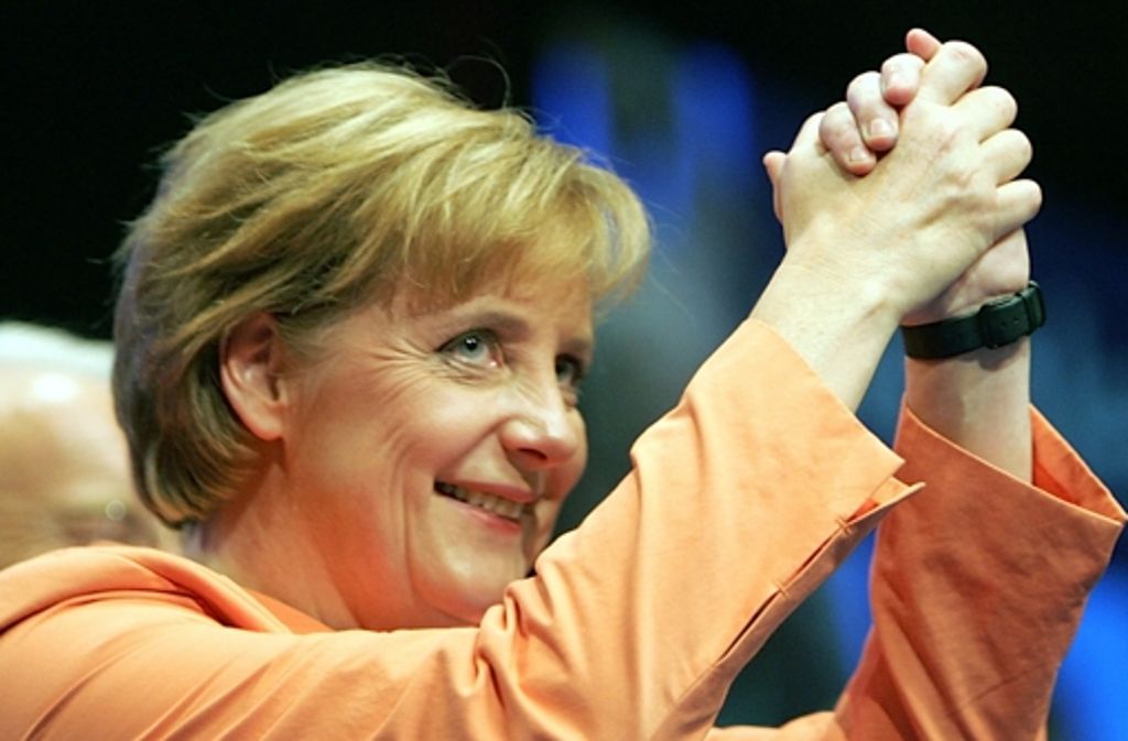 2005 gewinnt Angela Merkel die Wahl und wird die erste Bundeskanzlerin der Bundesrepublik Deutschland.