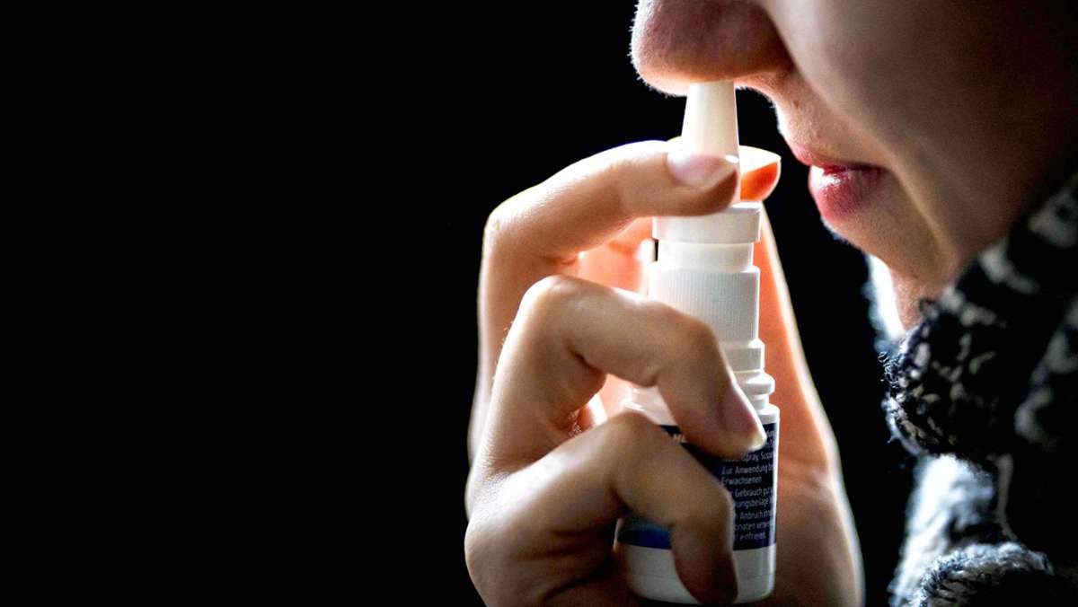  Nasenspray, Tabletten und Co. könnten künftig eine Ansteckung bereits im Mund- und Nasenraum eindämmen. Erste Tests zumindest sind positiv ausgefallen. 