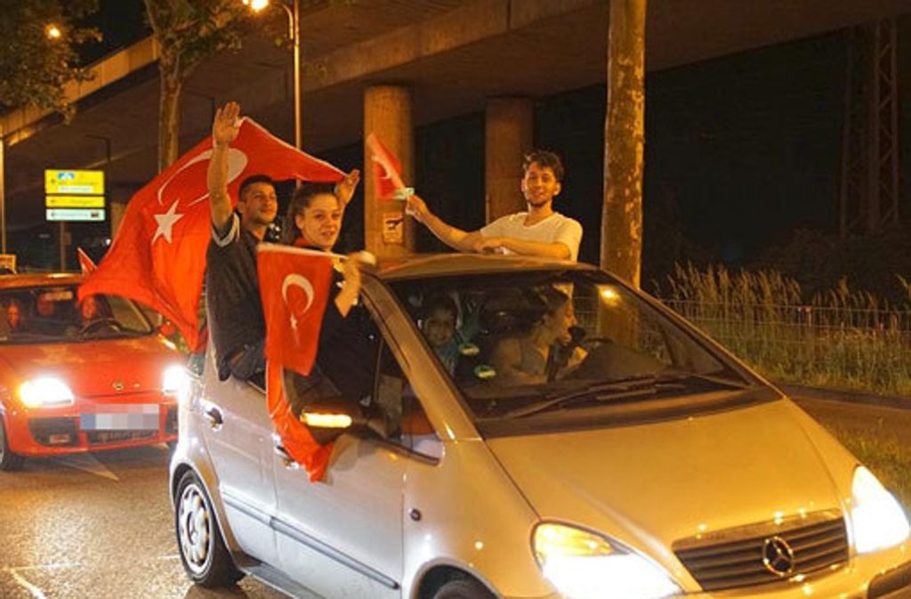 Laut Polizei fuhren im türkischen Autokorso rund 500 Fahrzeuge mit.