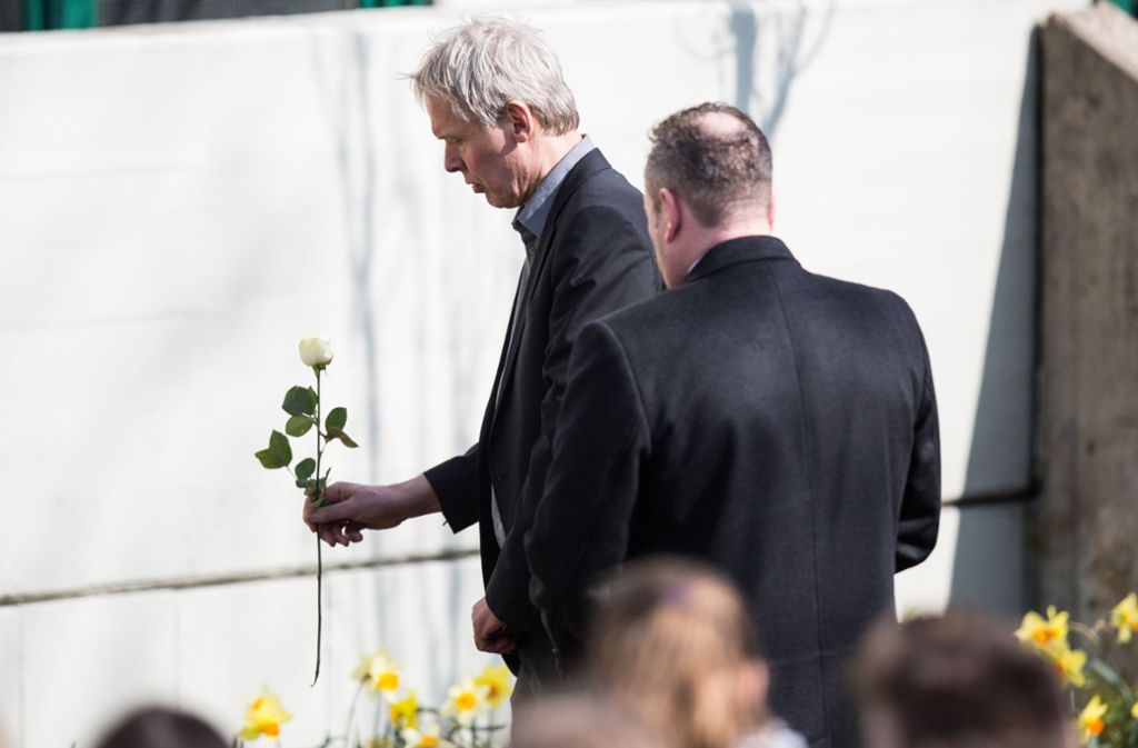 Der Rektor des Joseph König Gymnasiums Ulrich Wessel (links) und der Bürgermeister der Stadt Haltern, Bodo Klimpel (CDU), legen bei der Gedenkfeier Rosen nieder.