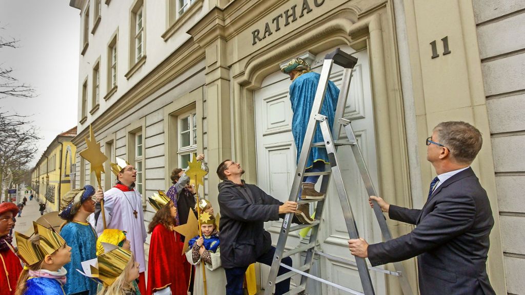Sternsinger-Aktion in Ludwigsburg: Das Rathaus wird mit schwarzem Filzstift gesegnet