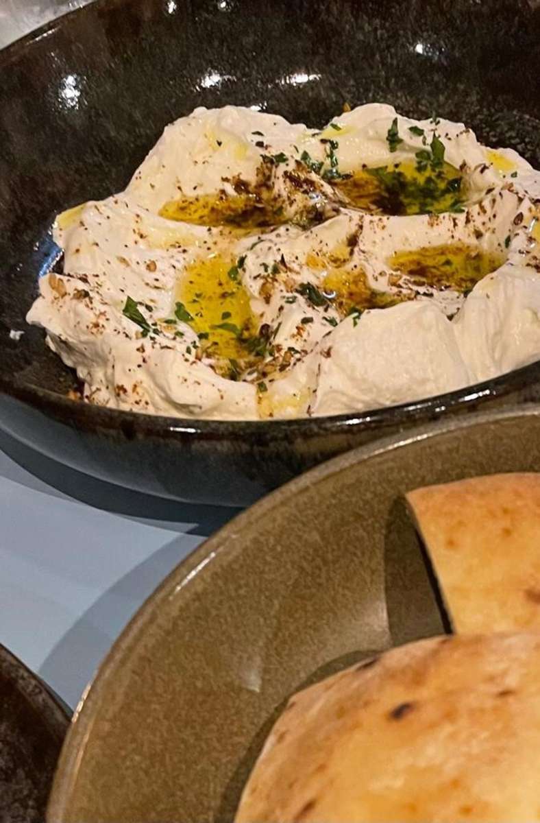 Eine erfrischende Vorspeise: Labneh, ein entwässerter Joghurt, mit Pita-Brot