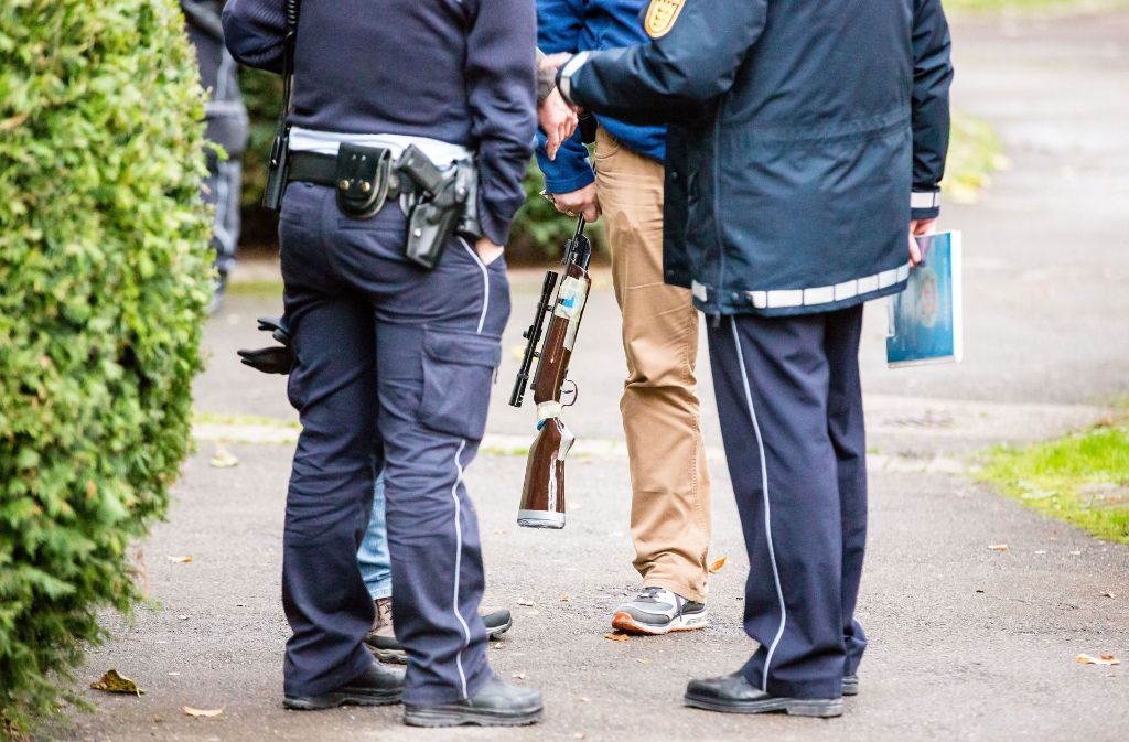 Ein Luftgewehr, eine scharfe Kurzwaffe und eine Softair-Waffe wurden am Mittwoch einem 60-Jährigen in Stuttgart-Zuffenhausen abgenommen.