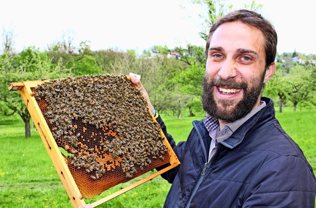 David Gerstmeier muss bei der derzeitigen kühlen Witterung seine Bienen füttern. Foto: Caroline Holowiecki