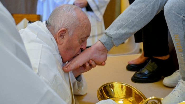 Abendmahlmesse: Papst wäscht Häftlingen die Füße