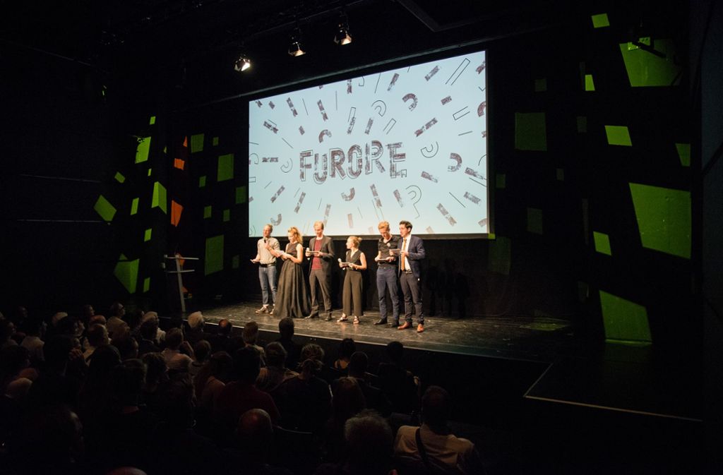 Sieben Macher des Furore-Filmfestivals stehen auf der Bühne.