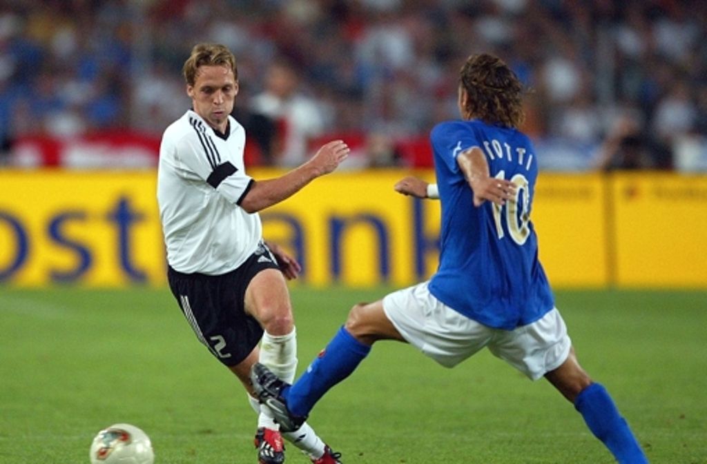 Hier setzt sich Andreas Hinkel zwar gegen Andreas Totti durch. Aber auch das Freundschaftsspiel am 20. August 2003 in Stuttgart entscheiden die Italiener mit 0:1 für sich.