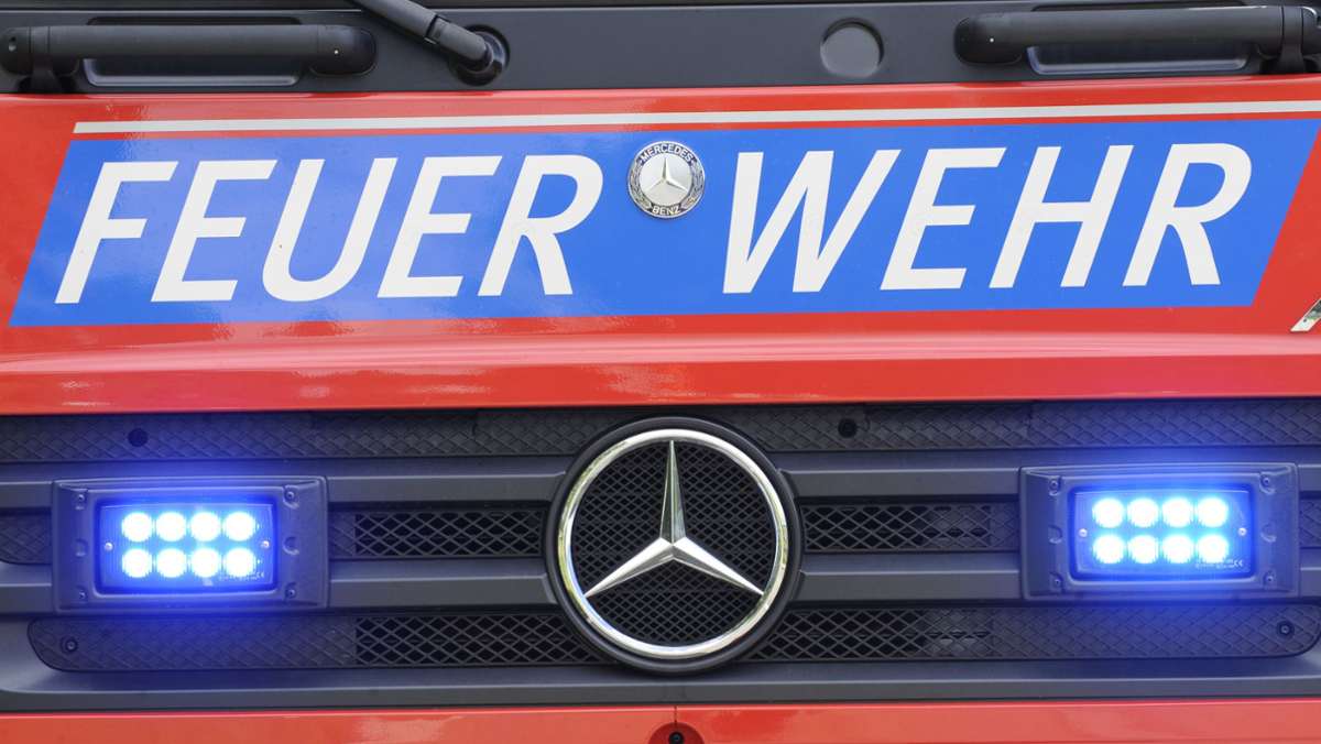  Als ein Feuerwehrmann zufällig an einem brennenden Balkon im Kreis Ludwigsburg vorbeikommt, zögert er nicht lange. Die Polizei vermutet Brandstiftung. 